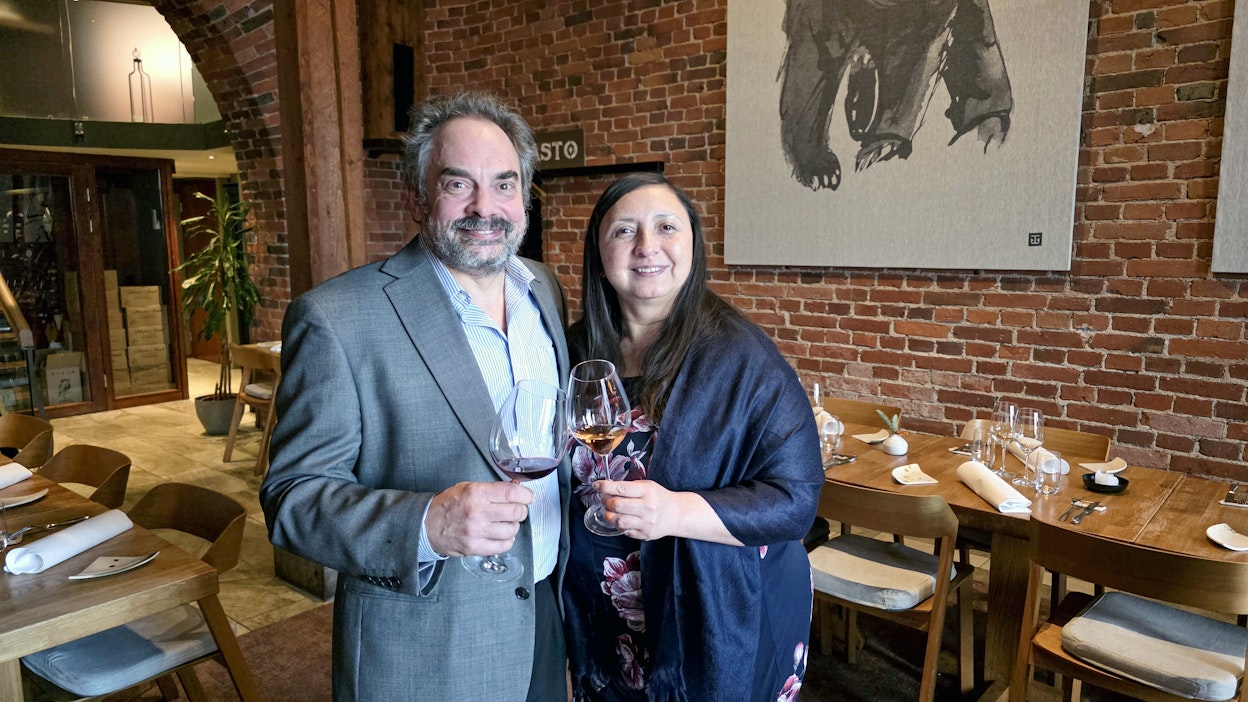 Kuvassa Ainoa Wineryn perustajat David Cohen ja Paola Guerrero de Cohen.