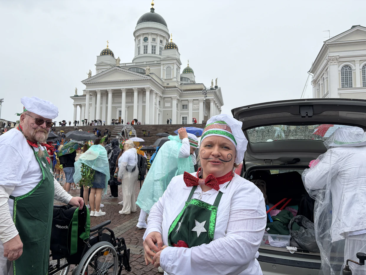 Laura Hyyryläinen valmiina päivän esitykseen Senaatintorilla.