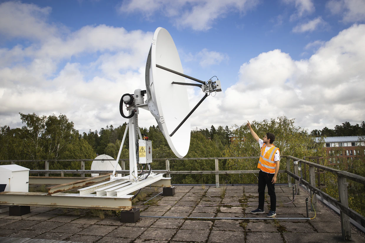 Space -yrityksen tiloissa Espoon Otaniemessä rakennetaan satelliittejä, jotka lähettävät esimerkiksi maataloutta hyödyttävää tietoa. Janne Kuhno esitteli katolla sijaitsevaa satelliittilautasta syyskuussa.