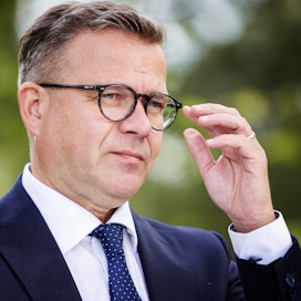 Osmo Niemisen mielestä pääministeri Petteri Orpon johtama kokoomus ei halunnut kaataa hallitusta rasismikohuun, koska puolueelle tärkeät vero- ja työelämäpäätökset pitää saada tehtyä.