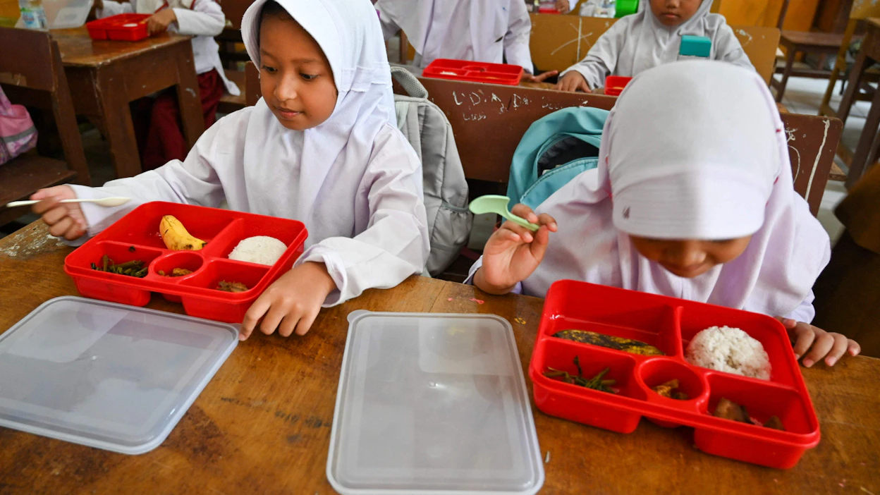 Indonesiassa alettiin tammikuussa tarjoilla kouluissa ilmaisia lounaita lasten ravitsemustilanteen parantamiseksi. Kuva Banda Acehista.