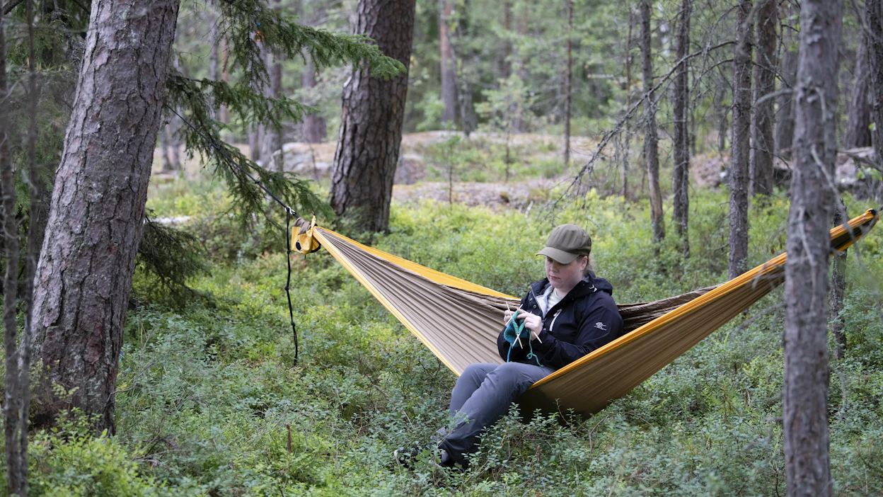 Mukana kulkeva riippumatto ja puunhalaajat varmistavat Iris Tantun metsäkäsityöhetkiin mukavat olot.