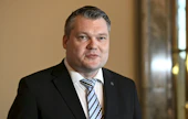 Puolustusministeri Mikko Savolan (kesk.) mukaan Suomi toimittaa Ukrainaan raskasta aseistusta ja ampumatarvikkeita, mutta lähetyksen sisältöä ei kerrota tarkemmin julkisuuteen. LEHTIKUVA / Heikki Saukkomaa. 