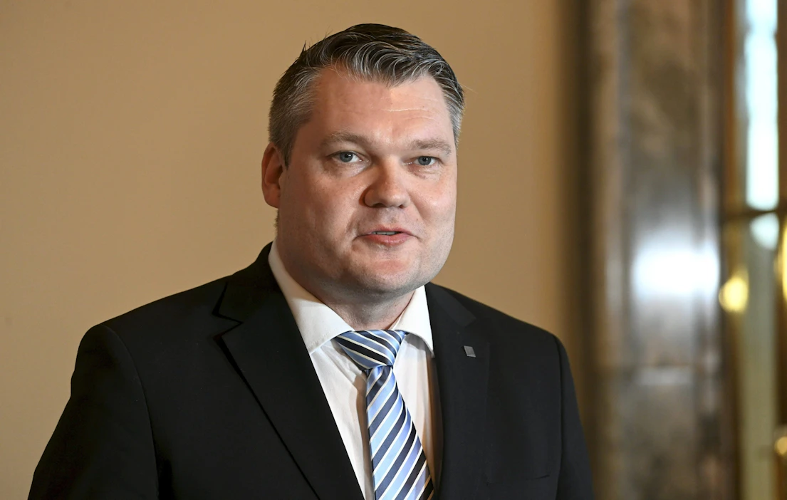 Puolustusministeri Mikko Savolan (kesk.) mukaan Suomi toimittaa Ukrainaan raskasta aseistusta ja ampumatarvikkeita, mutta lähetyksen sisältöä ei kerrota tarkemmin julkisuuteen.