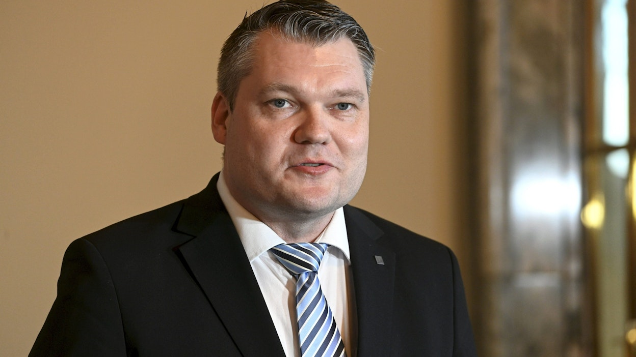 Puolustusministeri Mikko Savolan (kesk.) mukaan Suomi toimittaa Ukrainaan raskasta aseistusta ja ampumatarvikkeita, mutta lähetyksen sisältöä ei kerrota tarkemmin julkisuuteen.