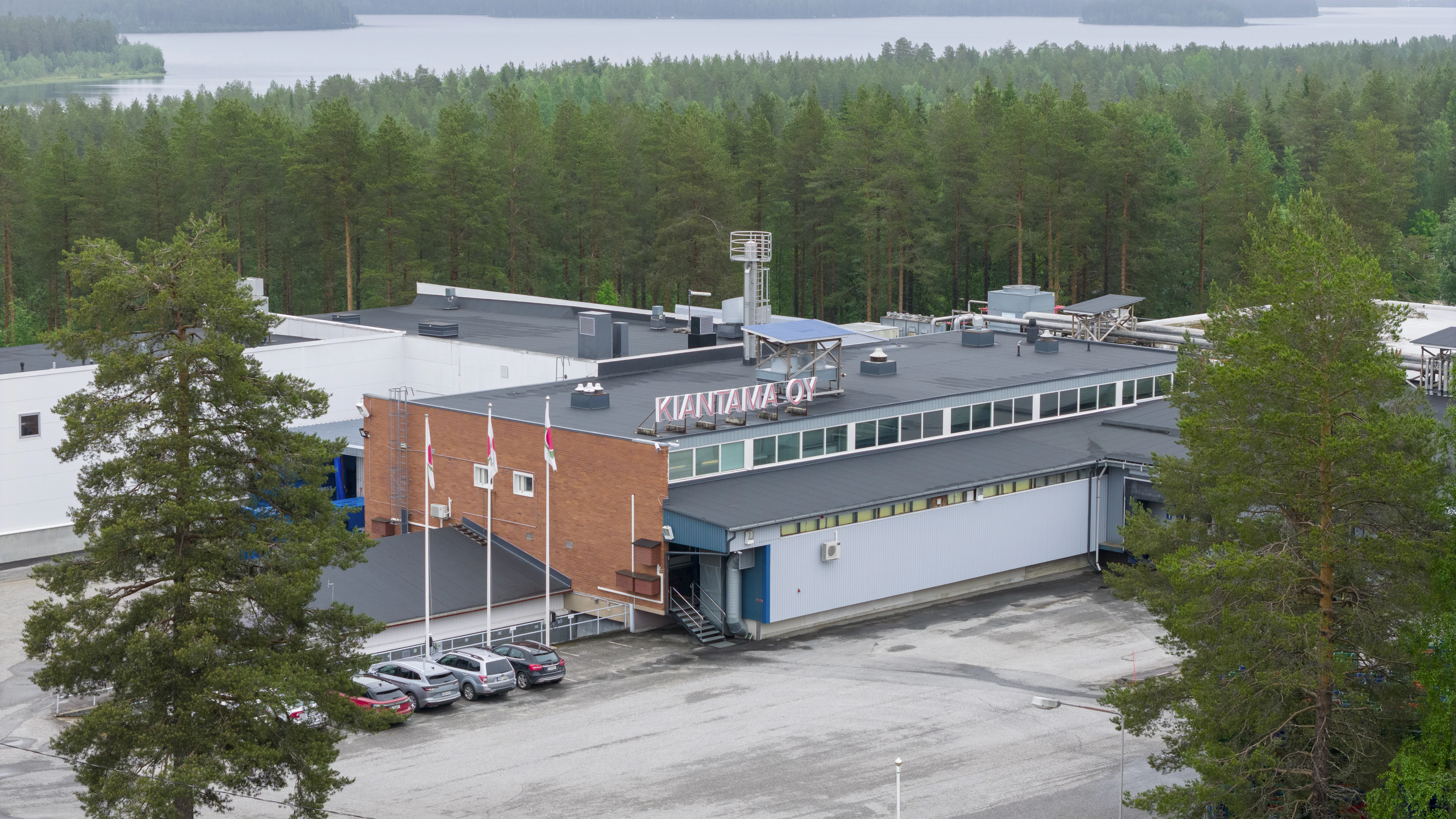 Kiantama edellyttää marjatoimittajiltaan, että työnantaja maksaa rekrytointi- ja matkustuskulut.