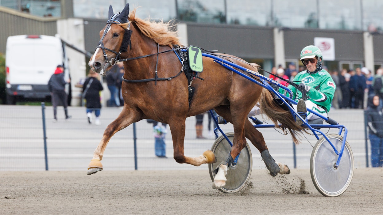 Ari Moilanen ohjastaa Henkistä keskiviikkona Killerillä. Maanantaina Kuopiossa Janne Räisänen istahtaa Henkisen kärryille.