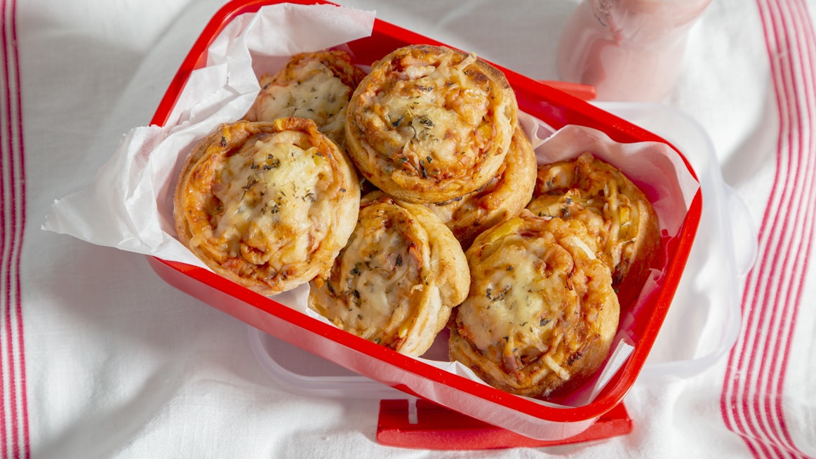 Pizzakierteet syntyvät helposti valmiista pizzataikinasta.