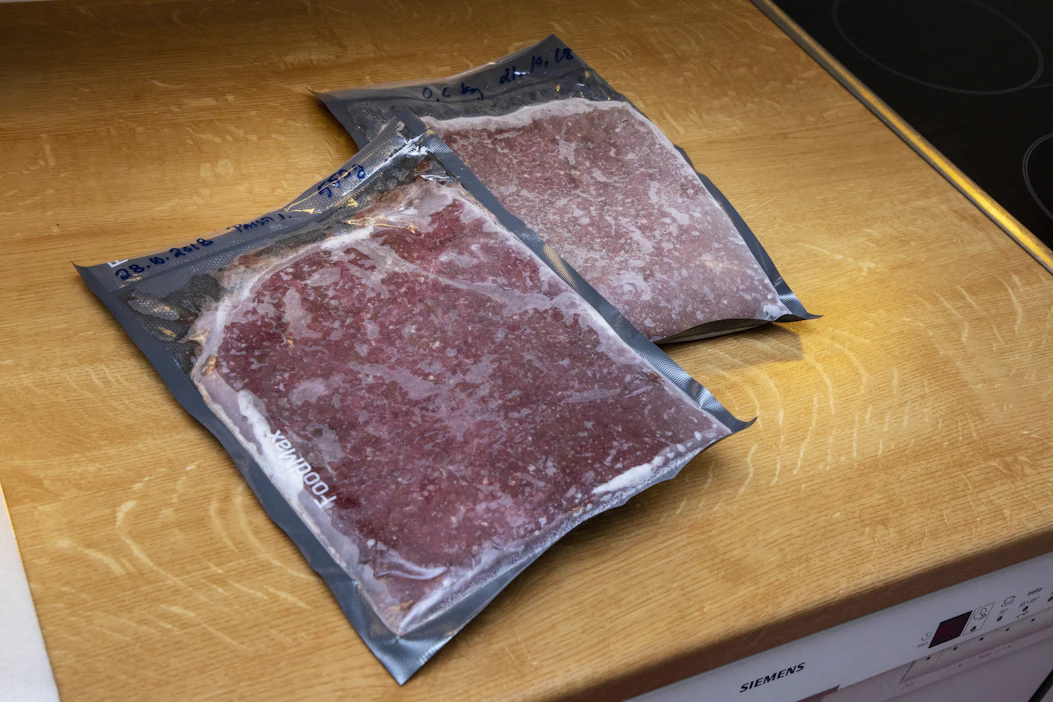 Oikeanlaisesta ruhonkäsittelystä ja kylmäketjusta on pidettävä aina huolta. Kylmäketjun tärkeys korostuu vielä entisestään, jos riistaa annetaan lahjaksi.