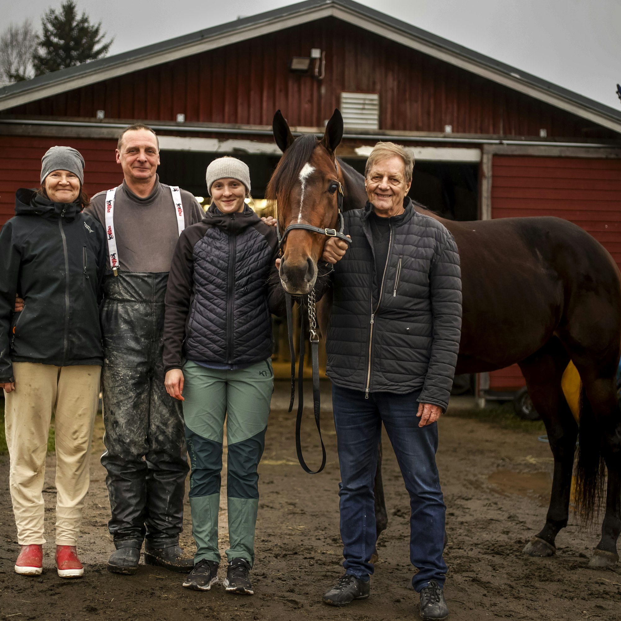 Massimo Hoist on koko sen lähipiirille tärkeä. Oriin ympärillä vasemmalta Riina Korhonen, Jukka Hakkarainen, Veera Hakkarainen ja Heikki Korhonen.