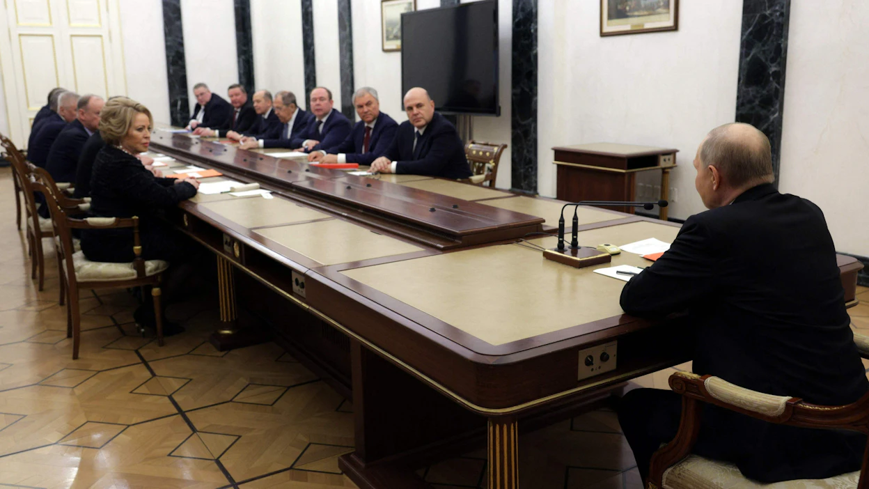 Venäjän presidentti Vladimir Putin johtaa turvallisuusneuvoston kokousta Moskovassa torstaina. Kuva on Venäjän valtiollisen uutistoimiston jakama. LEHTIKUVA/AFP.
