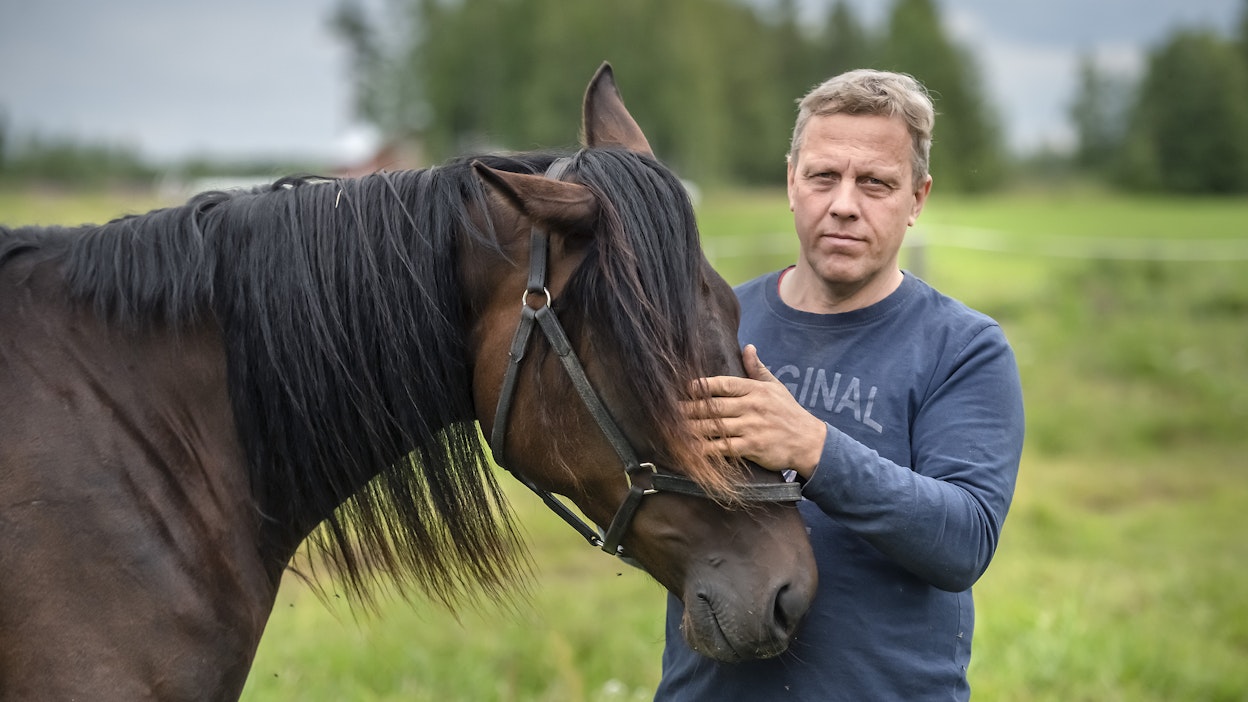 Kari Lehtonen kuvattuna kotimaisemissaan Kurikassa kesällä 2020.