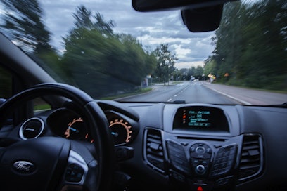 Moni yrittää saada vähennettyä matkakuluja väärillä perusteilla. 