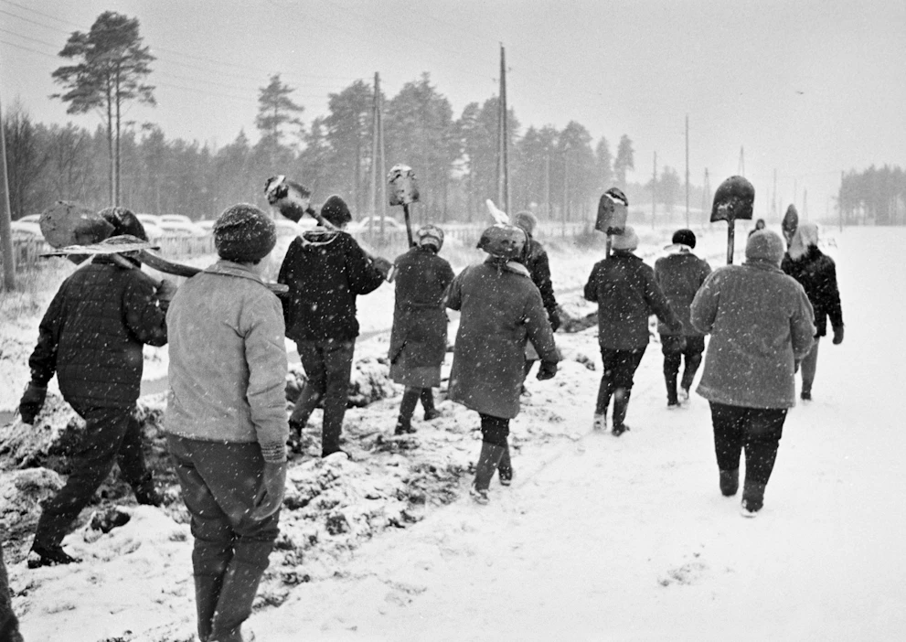 Kuvan naiset toimivat hätäaputöissä Oulussa vuonna 1965.Varatöinä teetettiin enimmäkseen maantietä. Lisäksi muun muassa raivattiin metsiä, kunnostettiin puistoja ja hoidettiin urheilukenttiä. Naisille oli myös erityisiä työtupia, joissa tehtiin puhde- ja käsitöitä.