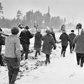 Kuvan naiset toimivat hätäaputöissä Oulussa vuonna 1965.Varatöinä teetettiin enimmäkseen maantietä. Lisäksi muun muassa raivattiin metsiä, kunnostettiin puistoja ja hoidettiin urheilukenttiä. Naisille oli myös erityisiä työtupia, joissa tehtiin puhde- ja käsitöitä.