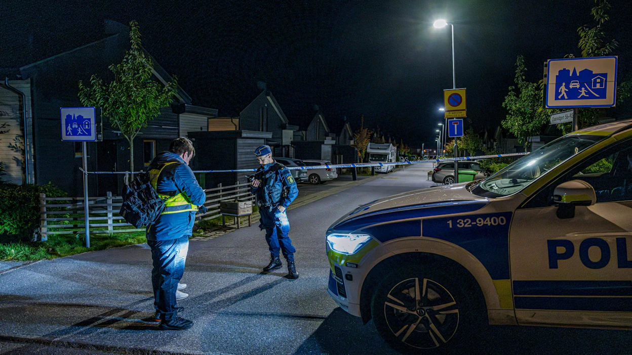 Poliisi selvittää, onko ampumisella yhteyksiä aiempiin väkivaltaisuuksiin Tukholmassa ja Uppsalassa. LEHTIKUVA / Magnus Lejhall.