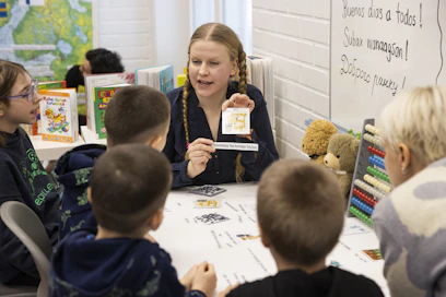 Valmistavan opetuksen opettaja Suvi Saraja on unelmatyössään monikulttuuristen lasten parissa. ”Joka päivä on kuin maailma kylässä.” Vasemmalla oppilas Anna Makoviy.