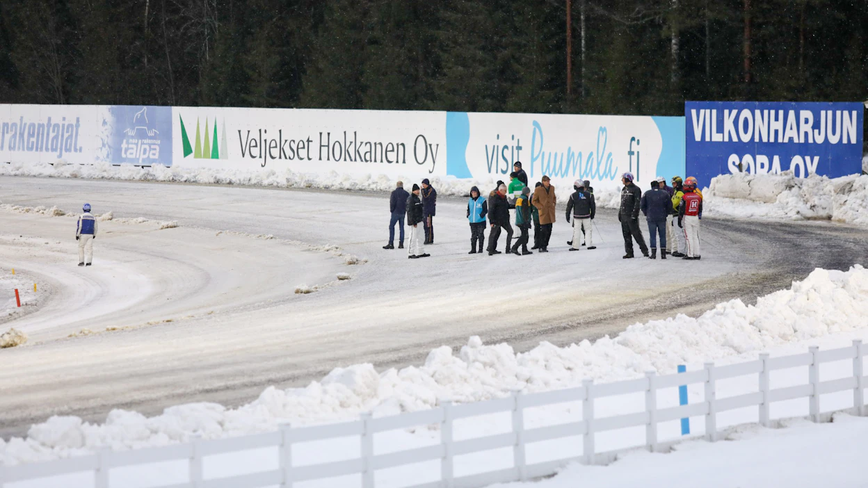 Mikkelin Toto75-ravit keskeytettiin, kun rata oli toisen lähdön jälkeen hevosille vaarallisessa kunnossa. Kuva tallikurvista.