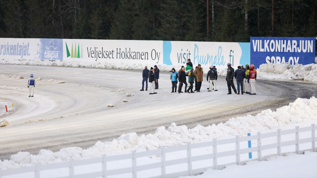 Mikkelin Toto75-ravit keskeytettiin, kun rata oli toisen lähdön jälkeen hevosille vaarallisessa kunnossa. Kuva tallikurvista.