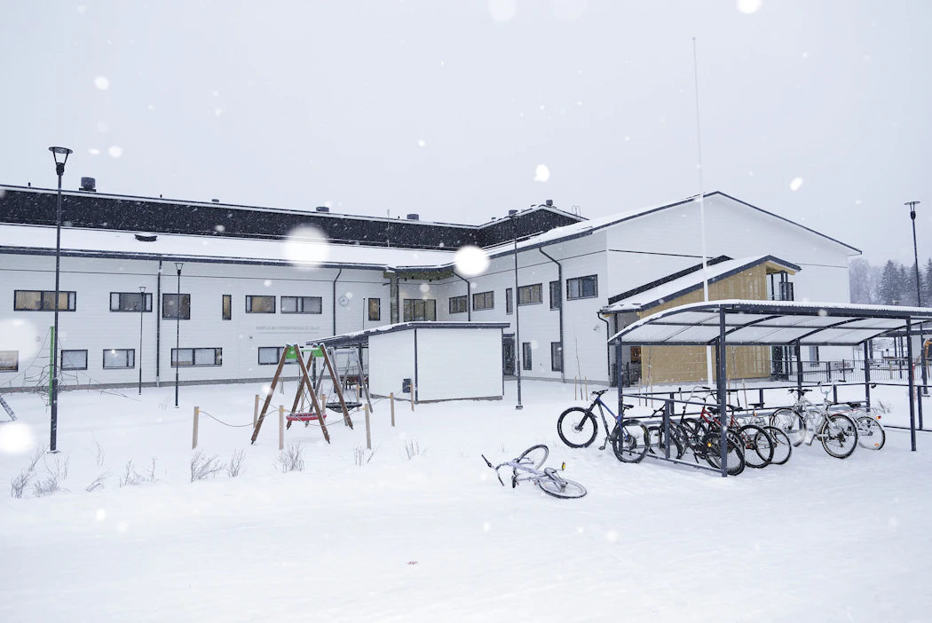 Karstulassa päädyttiin rakentamaan yhtenäiskoulu, johon sijoitettiin kaikki luokka-asteet. Päätökseen vaikutti suuresti korjattavien kiinteistöjen huonokuntoisuus.