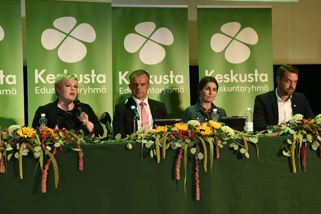 Keskustan puheenjohtajan Annika Saarikon (vas.) mukaan eduskunnan perustuslakivaliokunnan on vielä arvioitava, voiko Suomessa rakentaa verotuksellista etuutta ikään perustuen. Kuvassa myös eduskuntaryhmän puheenjohtaja Juha Pylväs sekä varapuheenjohtajat Eeva Kalli ja Jouni Ovaska. LEHTIKUVA / Emmi Korhonen.