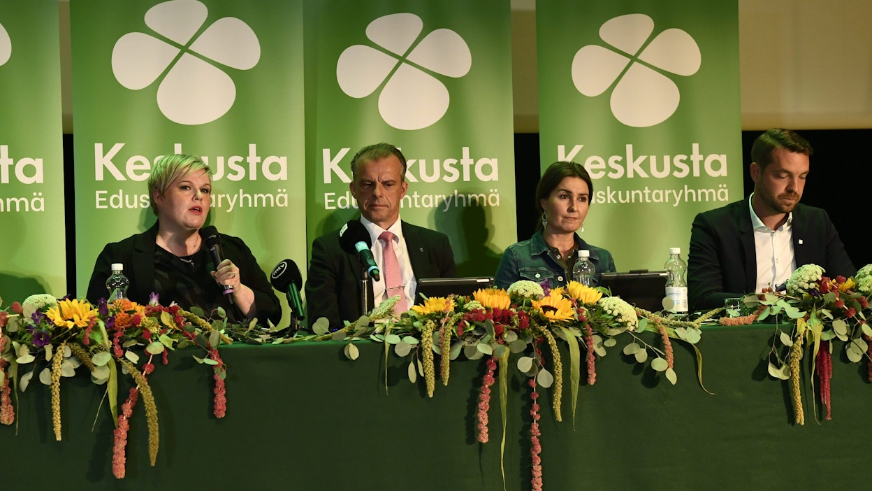 Keskustan puheenjohtajan Annika Saarikon (vas.) mukaan eduskunnan perustuslakivaliokunnan on vielä arvioitava, voiko Suomessa rakentaa verotuksellista etuutta ikään perustuen. Kuvassa myös eduskuntaryhmän puheenjohtaja Juha Pylväs sekä varapuheenjohtajat Eeva Kalli ja Jouni Ovaska. LEHTIKUVA / Emmi Korhonen.