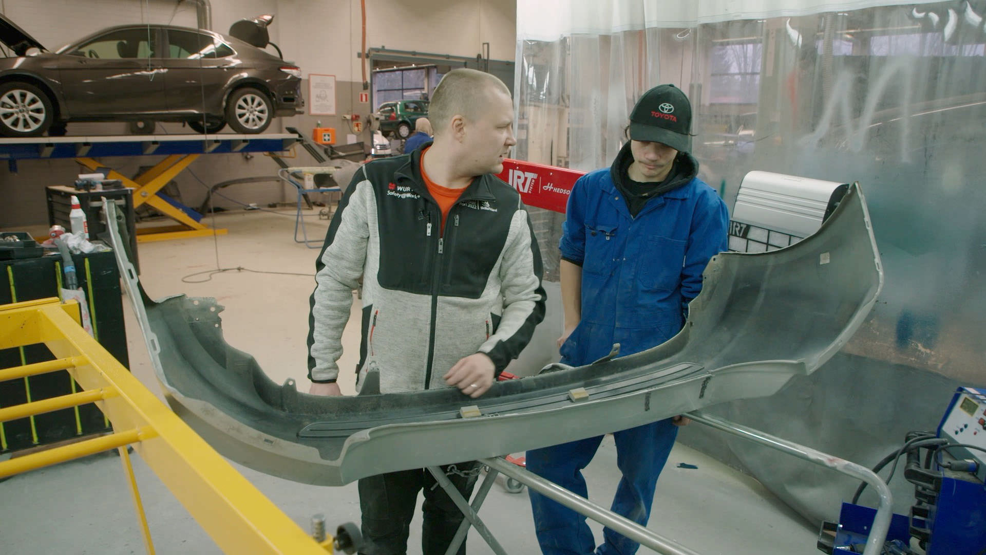 Amispäiväkirjojen Elmeri Suominen (oik.) tutkii Omnian autoalan opettaja Ville Paakkarin kanssa harjoitustyötä.