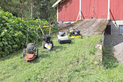 Koneviesti vertaili neljää eri tyyppistä niittyleikkuria. Leikkuupään tyypistä riippuen laitteet sopivat aina pihanurmikon ajosta horsmikon kaatamiseen. Testissä oli mukana: Kellfri 27-FT51, Lumag HGM 87555, McCulloch MPF72B ja Rolec Max RL2006 B.