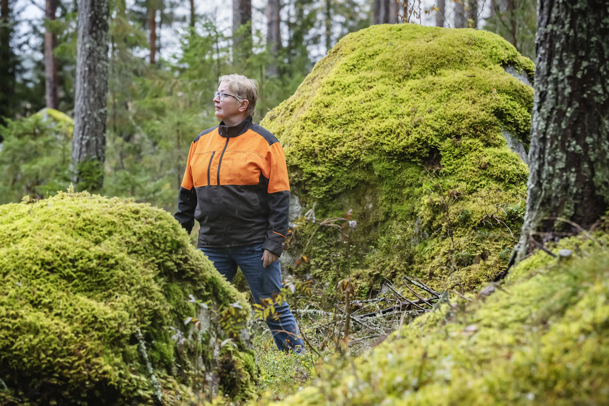 ”Metsätöissä näkee kättensä jäljen. On myös kyettävä fyysiseen ponnisteluun ja lähdettävä töihin kurjemmillakin keleillä”, Tiina Kuisti miettii metsätyön arkea.