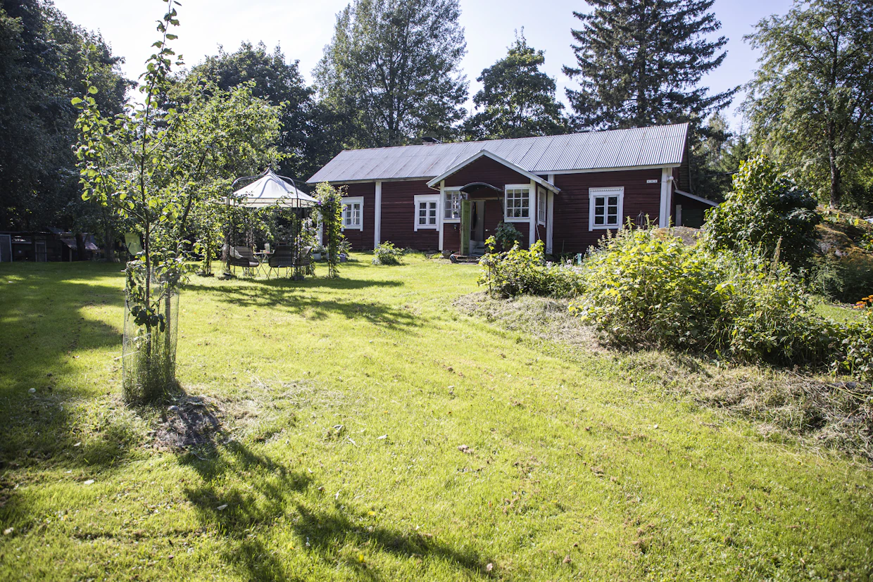 Entinen kauppa ja suutarinverstas on kunnostettu perinteisiä materiaaleja käyttäen.