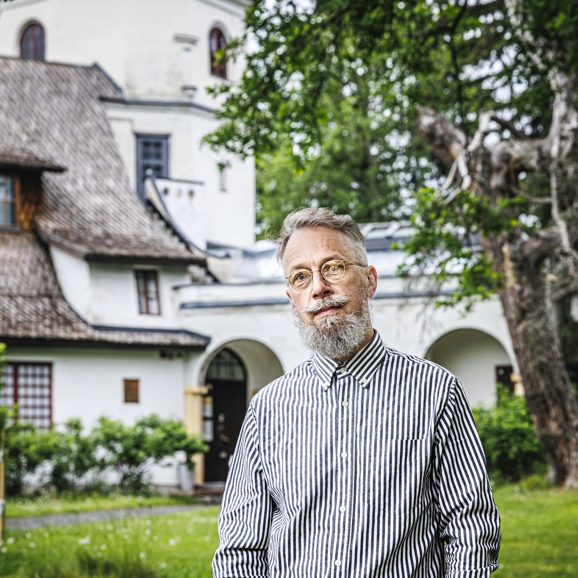 Sami Repo aloitti Tarvaspäässä museomestarina huhtikuussa 2026 edeltäjänsä jäätyä eläkkeelle 35 työvuoden jälkeen. Taustalla Tarvaspään ateljeelinna, joka rakennettiin vuosina 1911–1913.