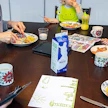 Suomalaiset käyttävät yhä enemmän aikaa ruokailuun samalla kun sosiaaliseen kanssakäyntiin käytetty aika on vähentynyt merkittävästi.