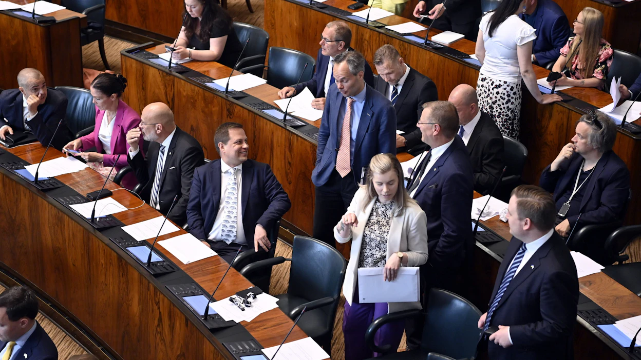 Vilhelm Junnila (keskellä) sai kolmelta saman hallituksen ministeriltä epäluottamuksen.