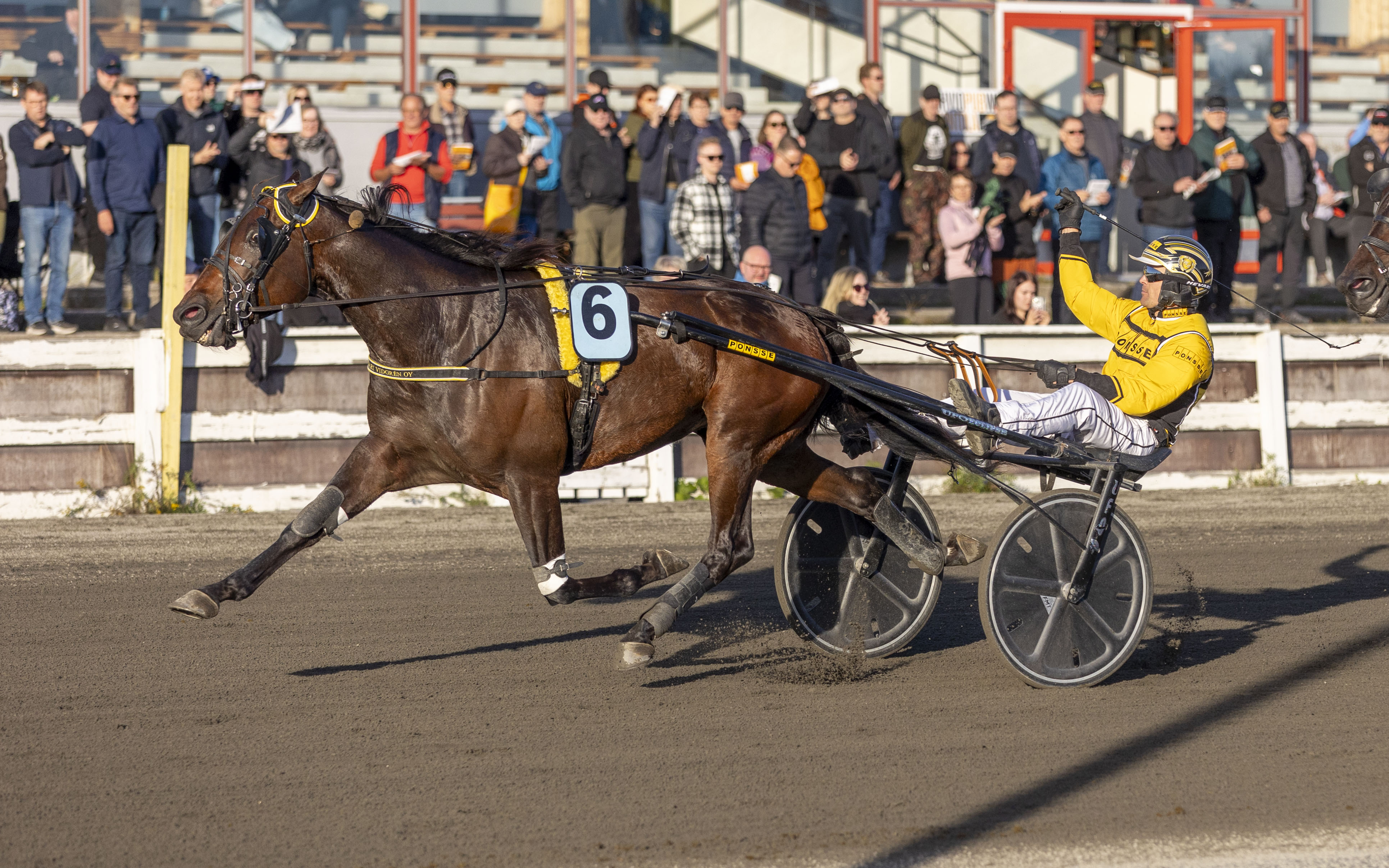 Mozart B.R:n kiri puri Tornion loppusuoralla. Matti Nisonen tuulettaa rattailla.