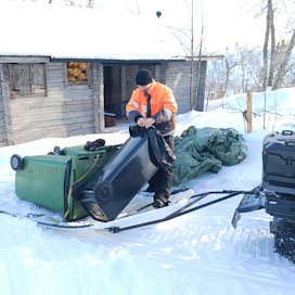 Metsähallituksen kenttämestari Sami Lapinniemi kuljetti roskakoreja pois Hetta-Pallaksen Hannukurusta maaliskuussa.