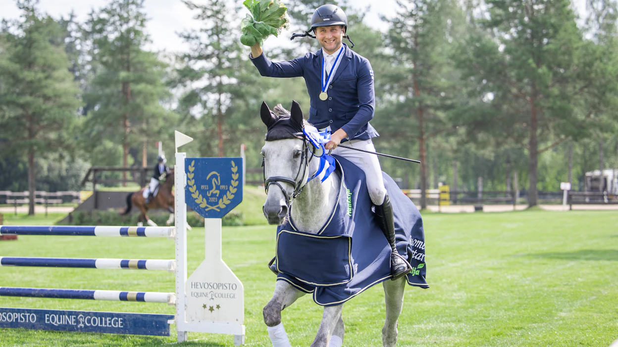 Axel Lindberg ja Bonapartis ovat voittaneet kenttäratsastuksen suomenmestaruuden tämän vuoden lisäksi myös 2024 ja 2022. Vuonna 2023 Lindberg oli Cascada-hevosella hopealla.