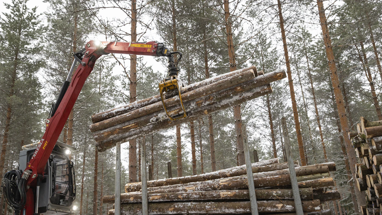 Hakkuiden rajoittaminen vastaisi noin 800 metsäkoneen vuotuista tuotantoa ja noin 250 puutavara-auton vuotuisia kuljetuksia.