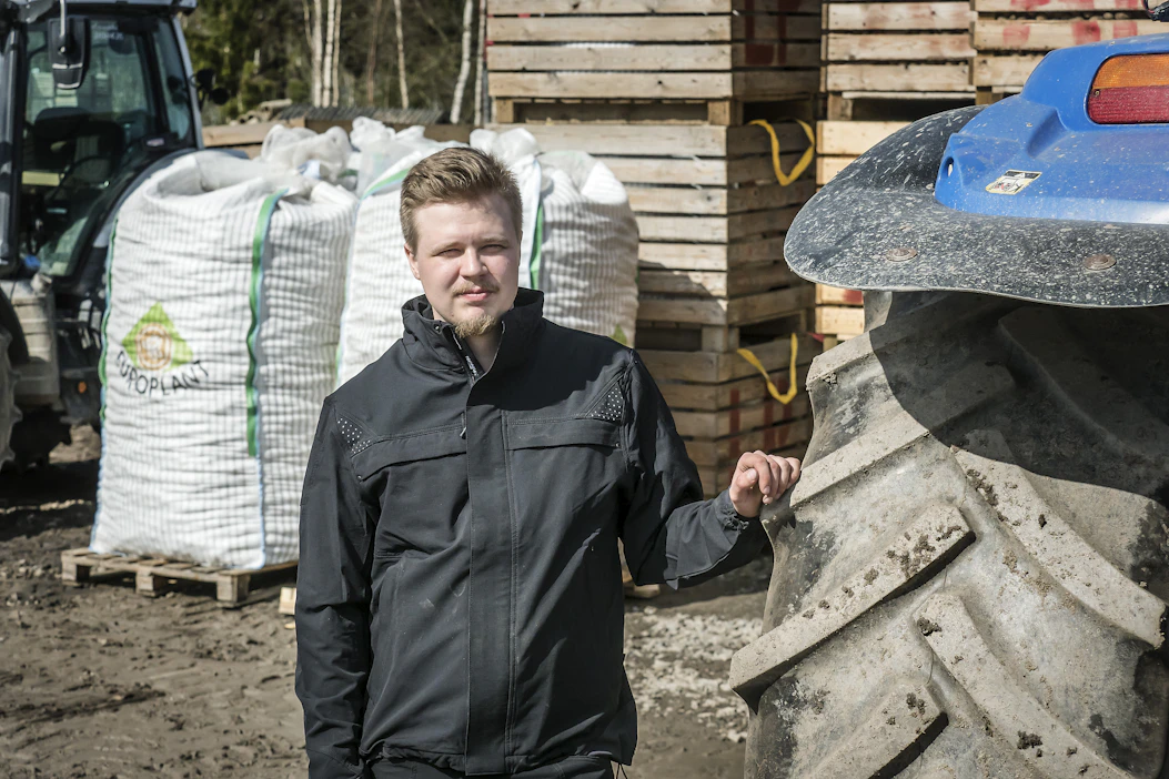 23-vuotias kauhavalainen Joonas Palomäki etsii luotettavaa, huumorintajuista ja elämänmyönteistä naista, joka on suurin piirtein samanikäinen. Sosiaalisuus on myös plussaa.