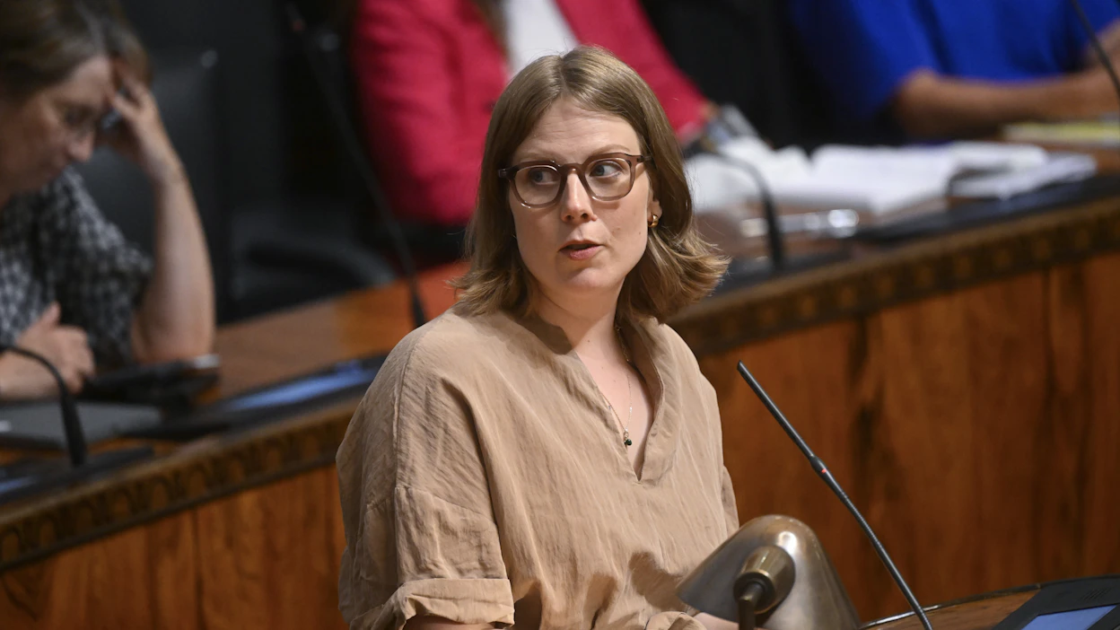 Vihreiden Jenni Pitkon mukaan datakeskushankkeiden arvioimiseksi ei ole saatavilla avointa tietoa. Pitko on kuvattu eduskunnassa. VILJA SIRVIÖ/LEHTIKUVA.