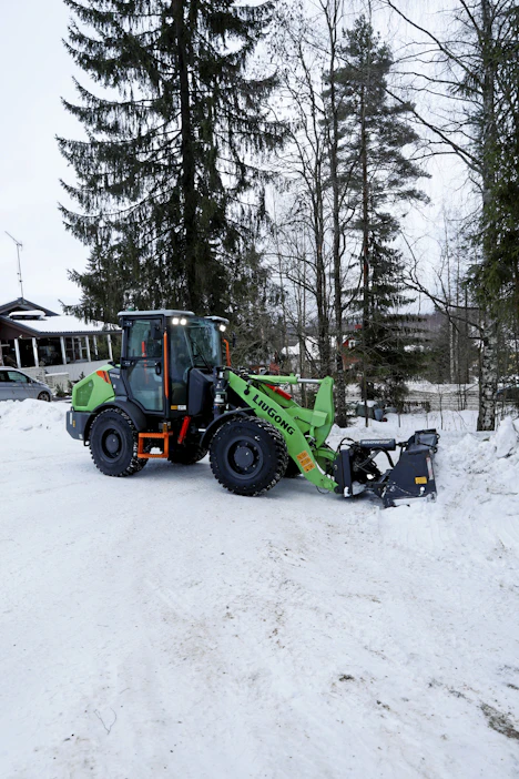 Liugongin työpaino on noin 6600 kiloa. Tarjonnassa on myös yli 20 tonnisia pyöräkuormaajia, joita on jo vuokrattu Suomeen.