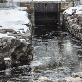 Vesivoima sopii säätövoimaksi, koska se voidaan ottaa käyttöön nopeasti. Kuvassa Hirvijärven tekoaltaan yhteydessä olevan Hirvikosken vesivoimalaitoksen yläkanava johtaa kallion uumenissa olevalle voimalallle.