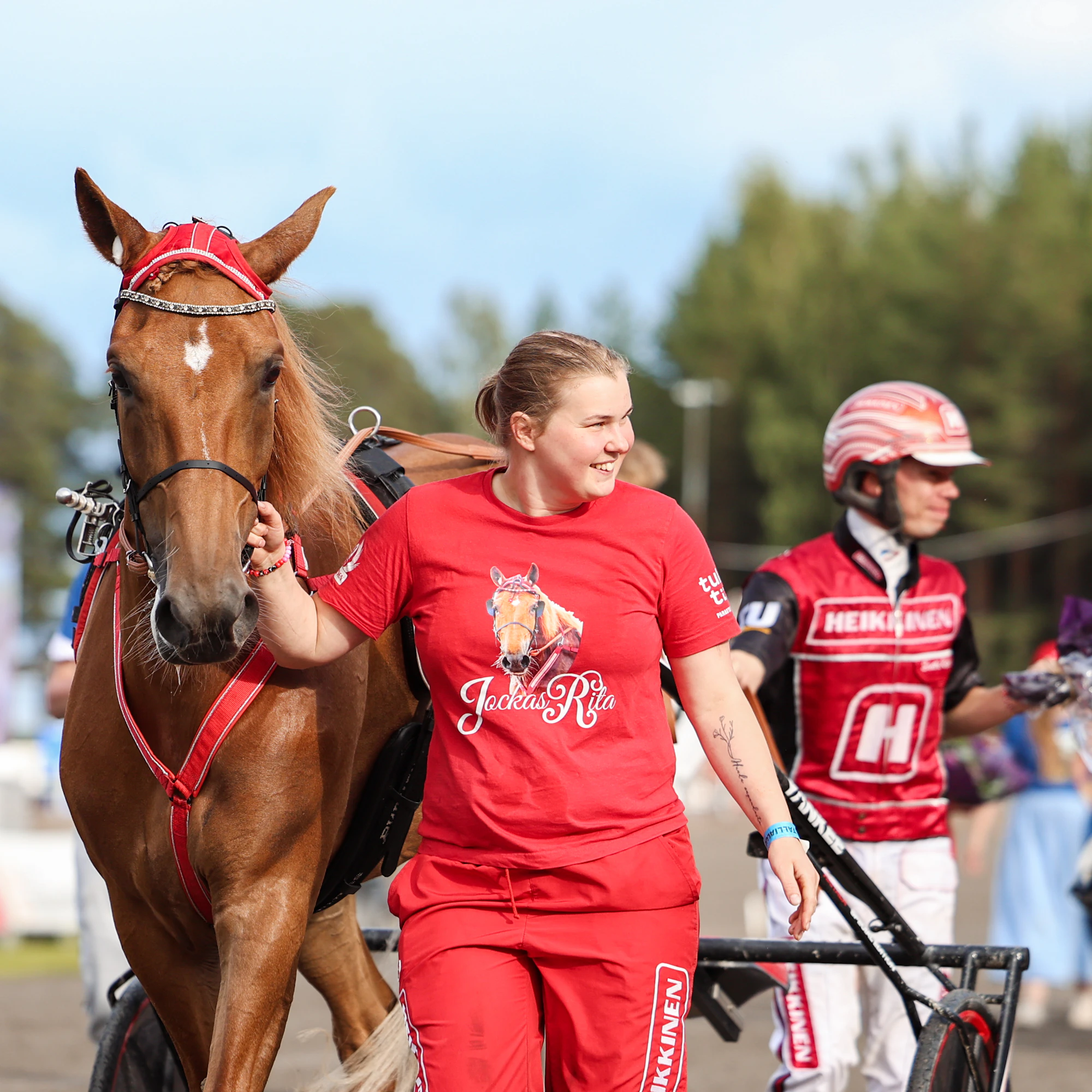 Anniina Pekonen sai johdattaa Jockas Ritan kuninkaallisiin seremonioihin.