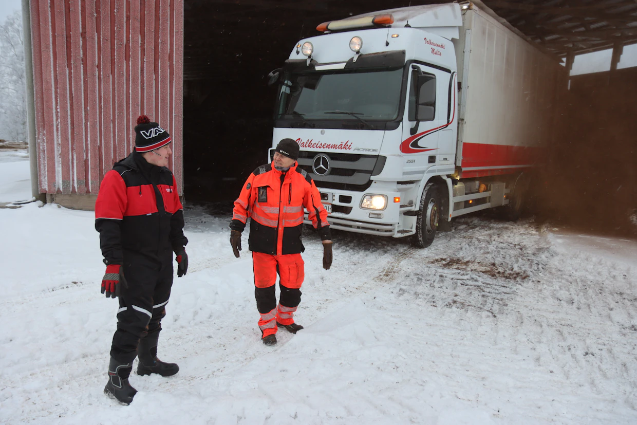Kuiviketurvetta tuova Juha Jokela (oik.) on tuttu näky Miska Keisasen luona Mäkelän tilalla Karstulassa.