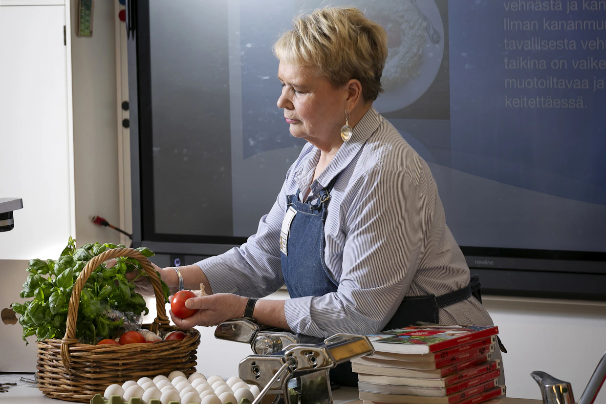Rantanen laittoi kahdeksasluokkalaiset valmistamaan tuorepastaa. Jokainen pääsi pyörittämään pastakonetta.