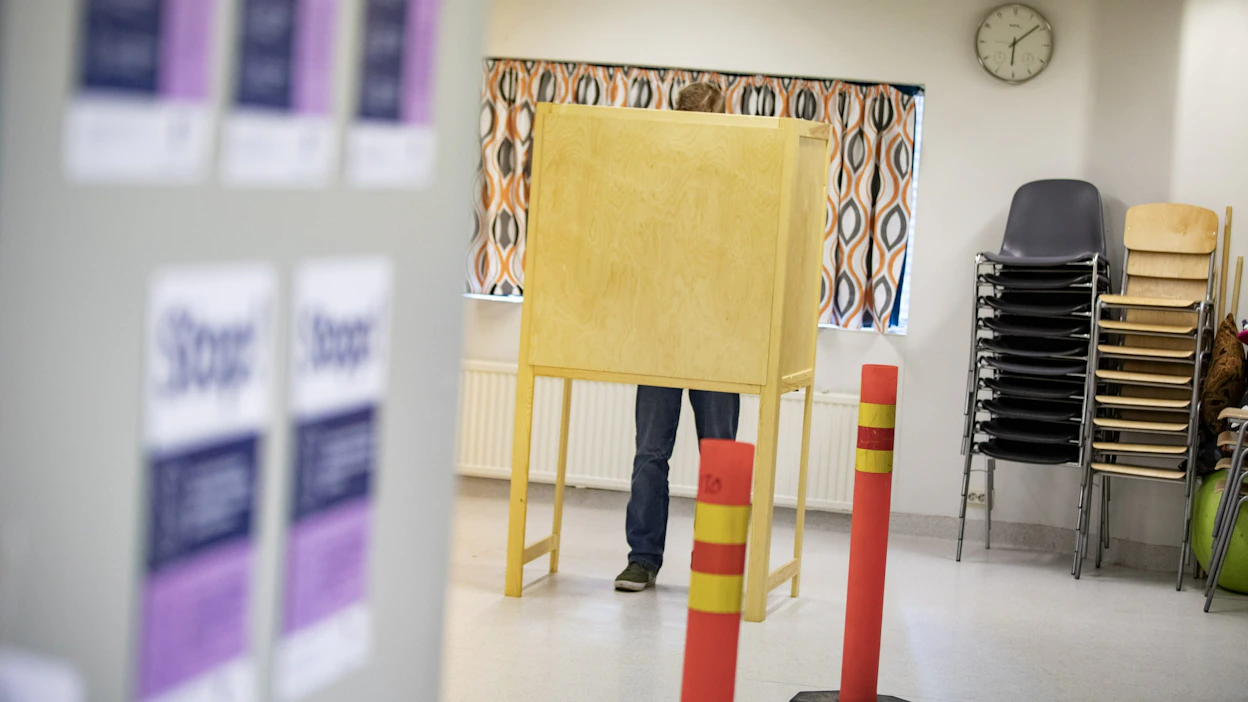 Jos ehdokas on ehdolla molemmissa vaaleissa, on hänellä kaksi eri ehdokasnumeroa. Jos äänestäjä haluaa äänestää samaa ehdokasta molempiin luottamustehtäviin, on hänen täytettävä molemmat äänestysliput asianmukaisesti. LEHTIKUVA / RONI LEHTI .