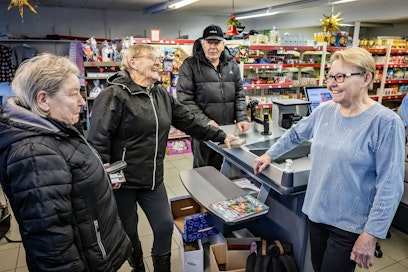 Kauppias Airi Pitkänen (oik.) on tyytyväinen kaupan nykyisiin asiakasmääriin, vaikka tammikuu on perinteisesti vuoden hiljaisinta aikaa. Vasemmalta asiakkaita Irene Varila, Aulikki Ojala ja Timo Kivimäki.