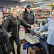 Kauppias Airi Pitkänen (oik.) on tyytyväinen kaupan nykyisiin asiakasmääriin, vaikka tammikuu on perinteisesti vuoden hiljaisinta aikaa. Vasemmalta asiakkaita Irene Varila, Aulikki Ojala ja Timo Kivimäki.
