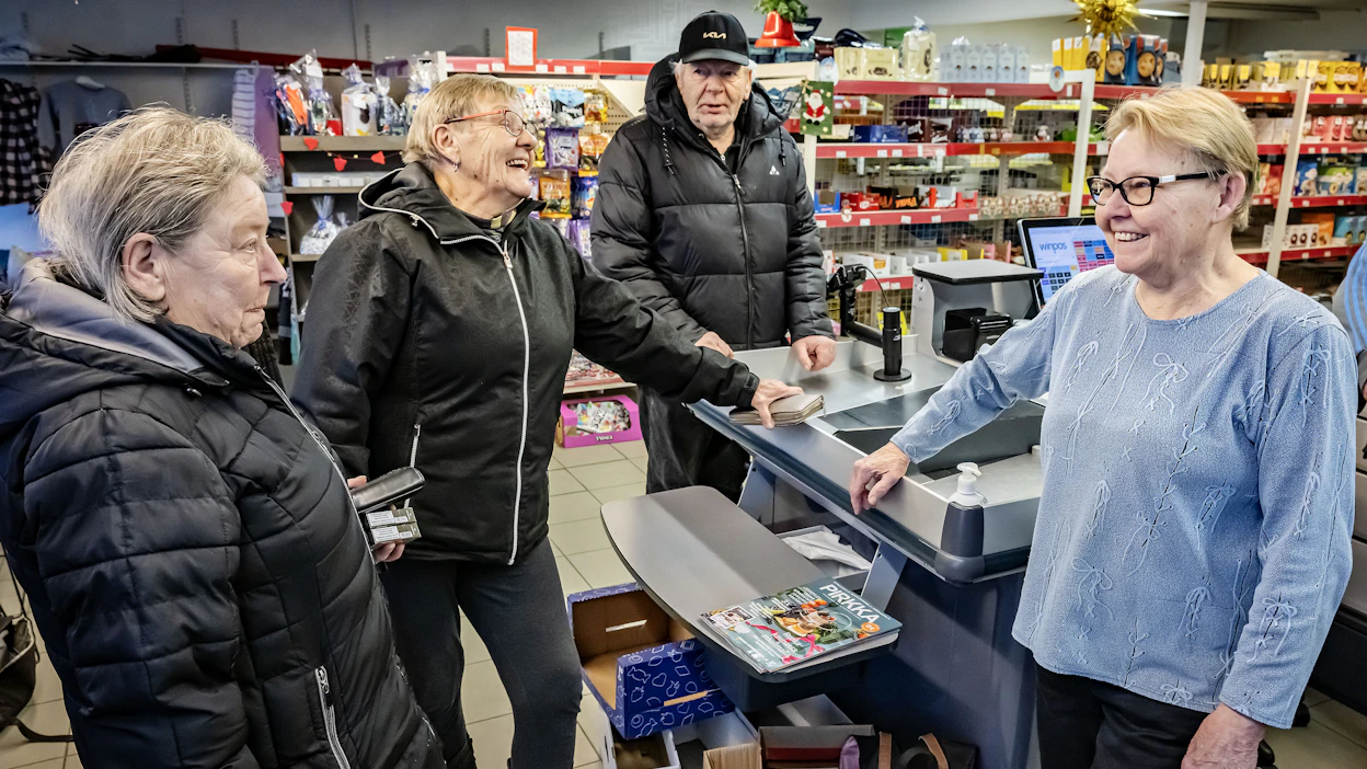 Kauppias Airi Pitkänen (oik.) on tyytyväinen kaupan nykyisiin asiakasmääriin, vaikka tammikuu on perinteisesti vuoden hiljaisinta aikaa. Vasemmalta asiakkaita Irene Varila, Aulikki Ojala ja Timo Kivimäki.