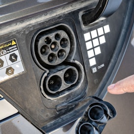 Kunhan oikeantyyppinen latausjohto kytketään sähköauton ja laitteen välille, virtaa riittää ulos vaikka jäisen traktorin sulattamiseen lohkolämmittimellä. 
