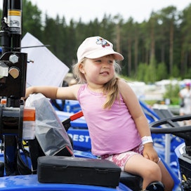 Linnea Kammonen löysi Farmari-messujen konekentältä mieleisensä Solis-traktorin.